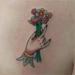 Tattoo Wirbelsäule Vorlagen Cool Tattoo Hand Mit Blumenstrauß